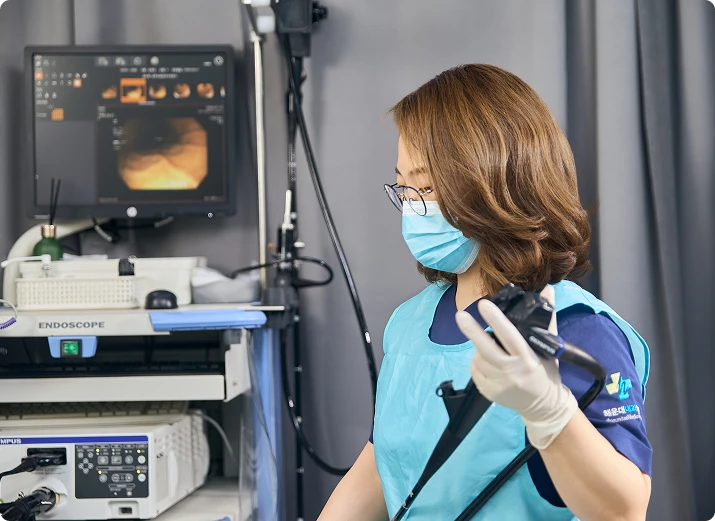 해운대내과 내시경 장비를 들고 있는 정다경 원장님의 측면 사진