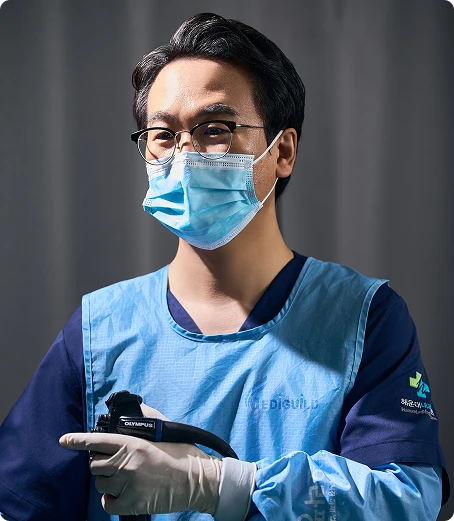 해운대내과 내시경 장비를 들고 있는 김민식 원장님의 정면 사진