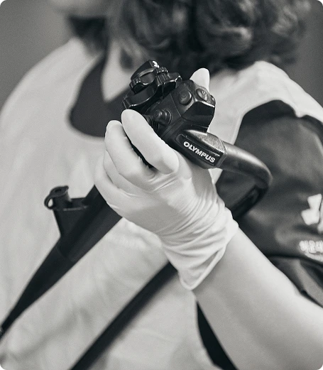 해운대내과 내시경 장비를 든 손 클로즈업 이미지