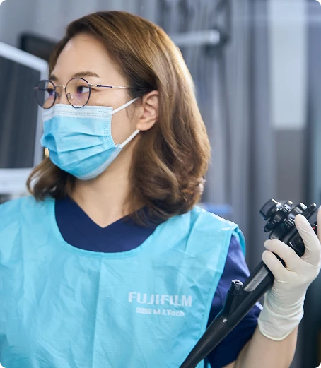 해운대내과 내시경 장비를 들고 있는 정다경 원장님의 상반신 이미지