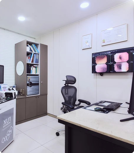 해운대내과 내시경 촬영본이 한쪽 모니터에 띄워져있는 진료실 이미지