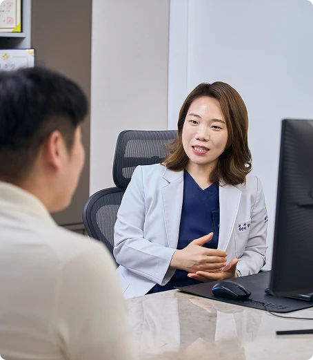 해운대내과 진료실에서 환자와 검사 결과를 상담 중인 정다경 원장님 이미지