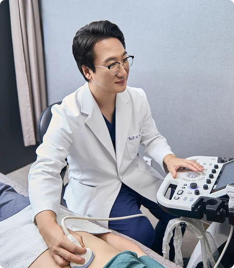 해운대내과 복부 초음파 검사중인 김민식 원장님 이미지